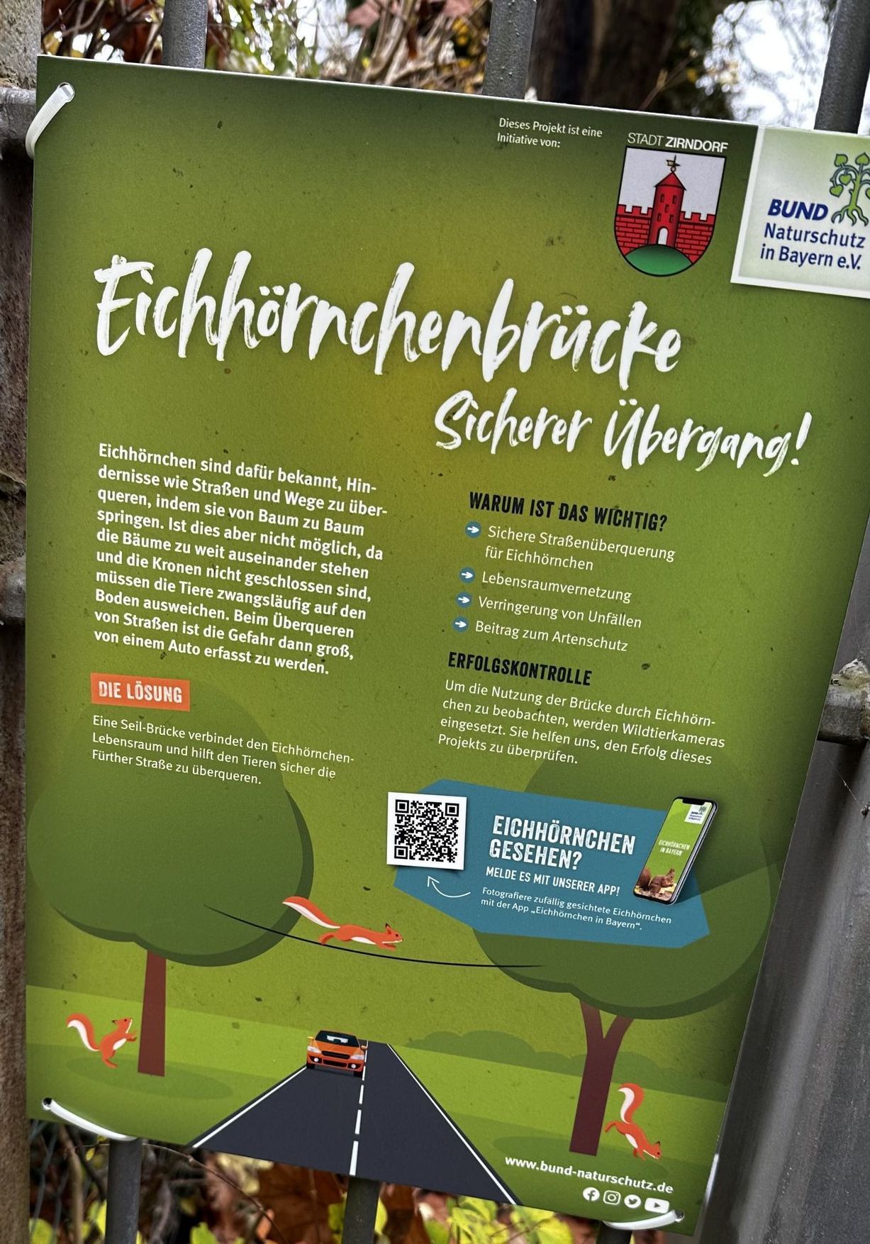 Ein Schild erklärt die Eichhörnchenbrücke