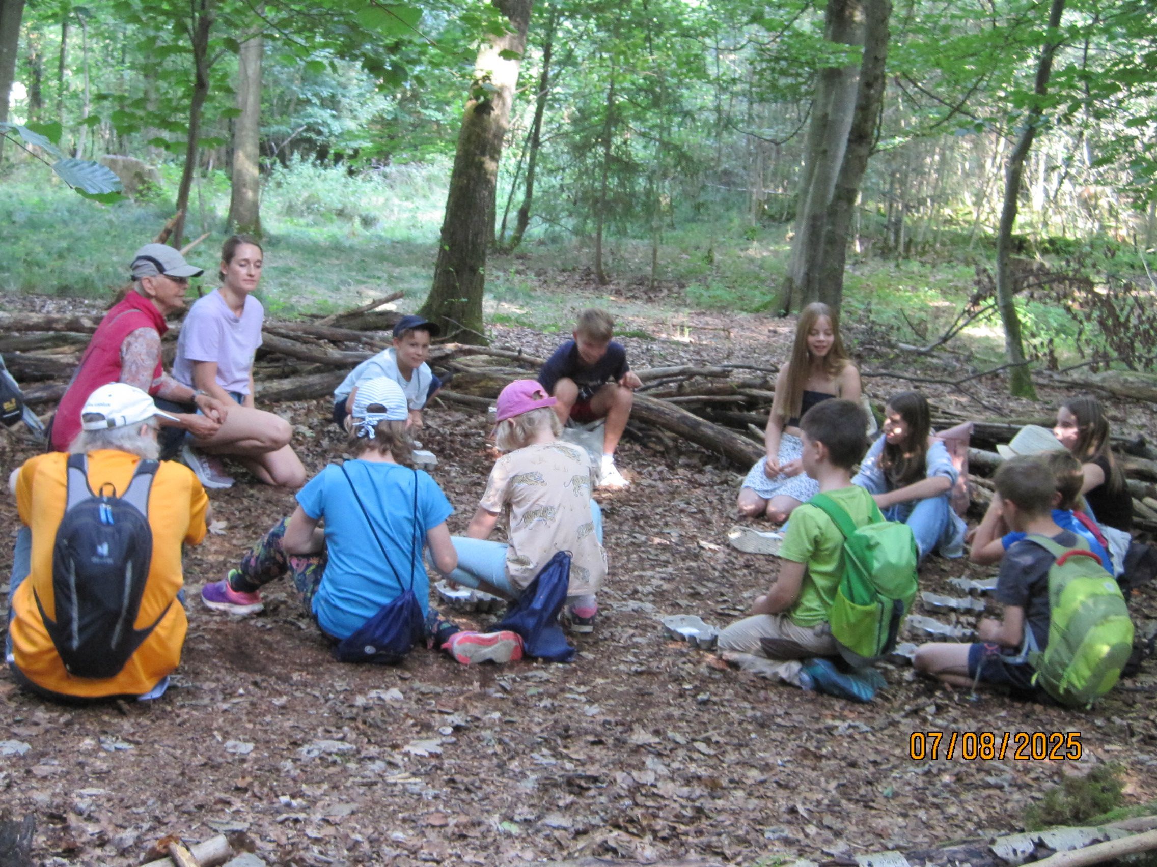 Kinder sitzen im Kreis