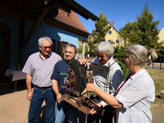 Übergabe Skulptur an Richard Mergner