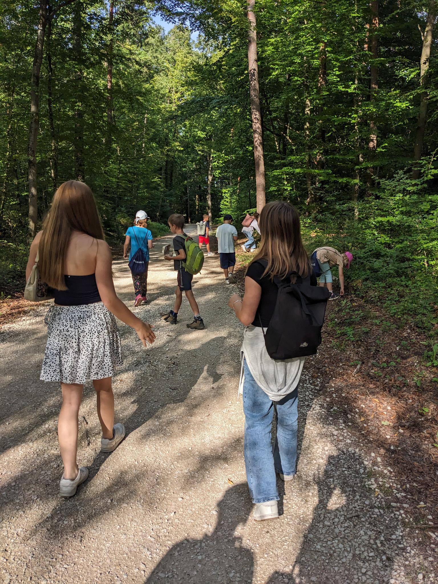Kinder laufen durch den Wald