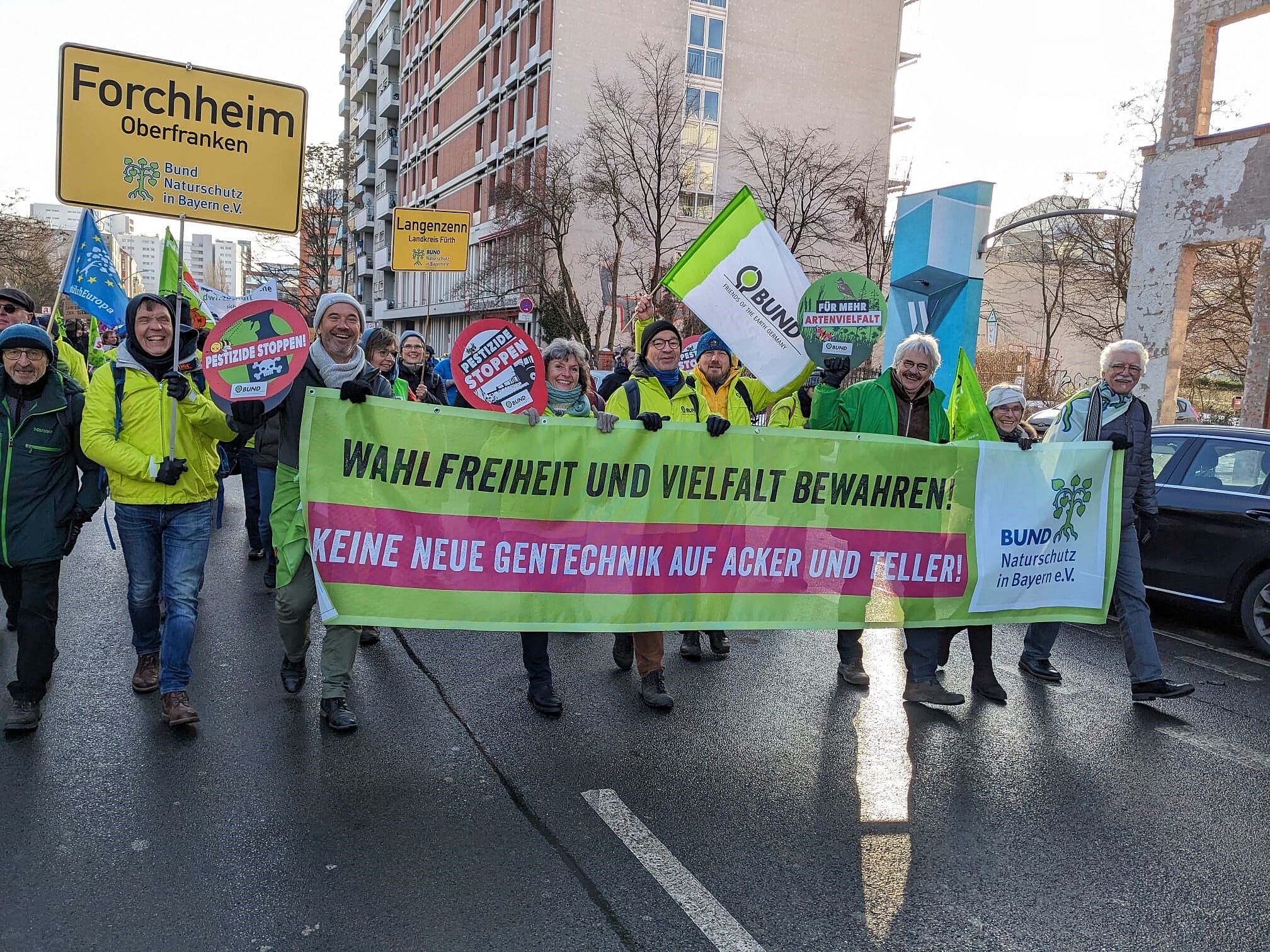 Demozug mit Banner und Forderung nach Gentechnikfreiheit